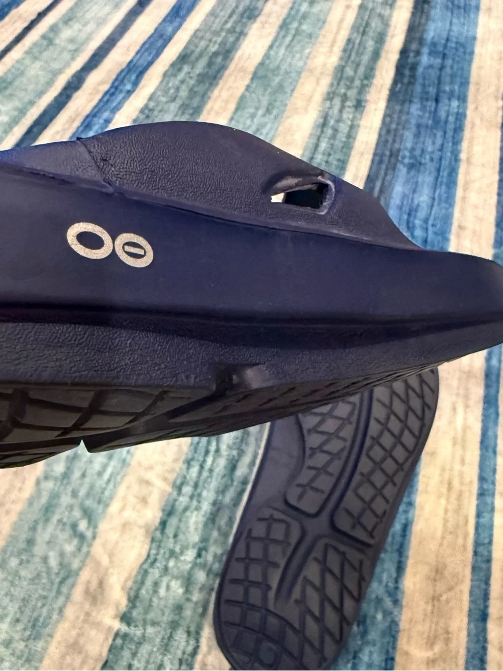 OOFOS Men's Dark Navy Blue Recovery Flip-Flops